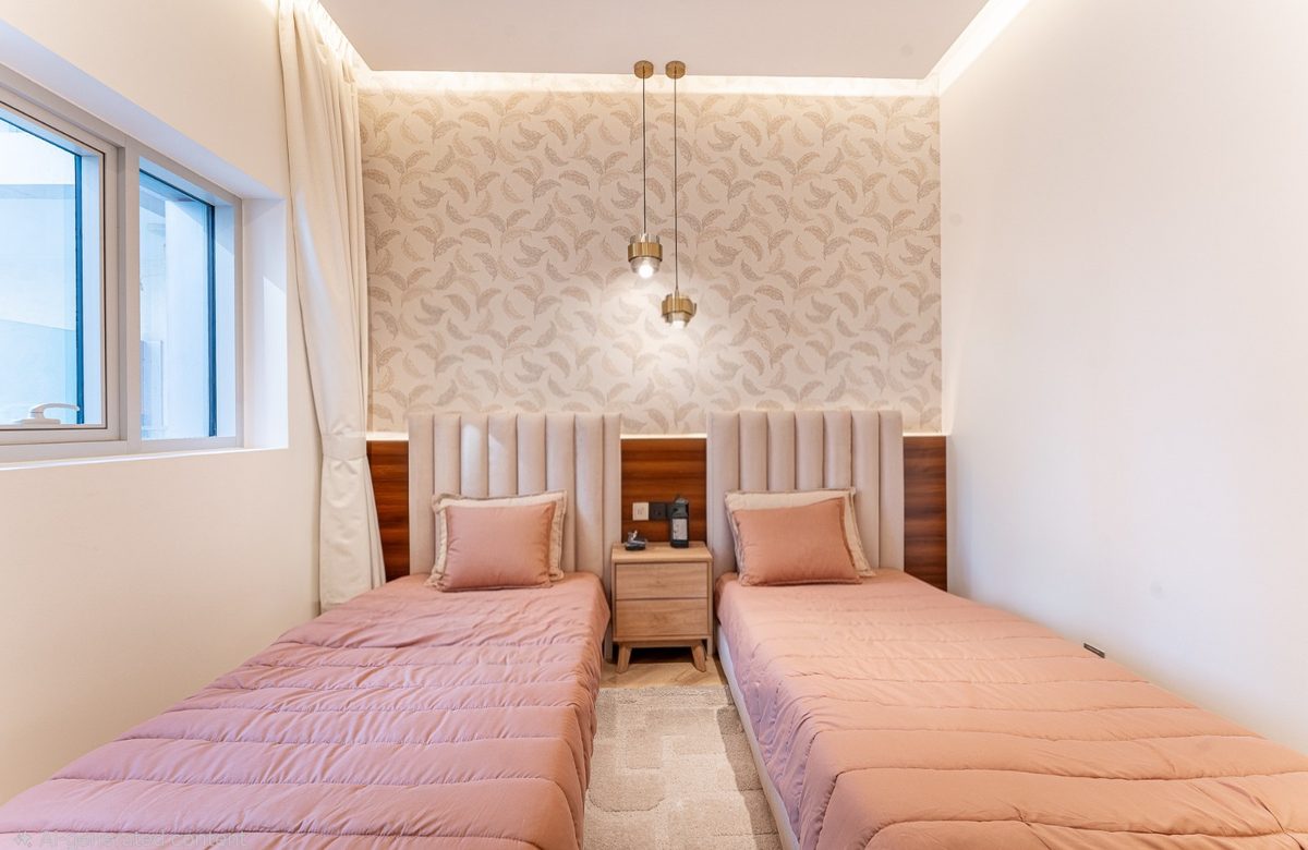 Twin room in blush tones